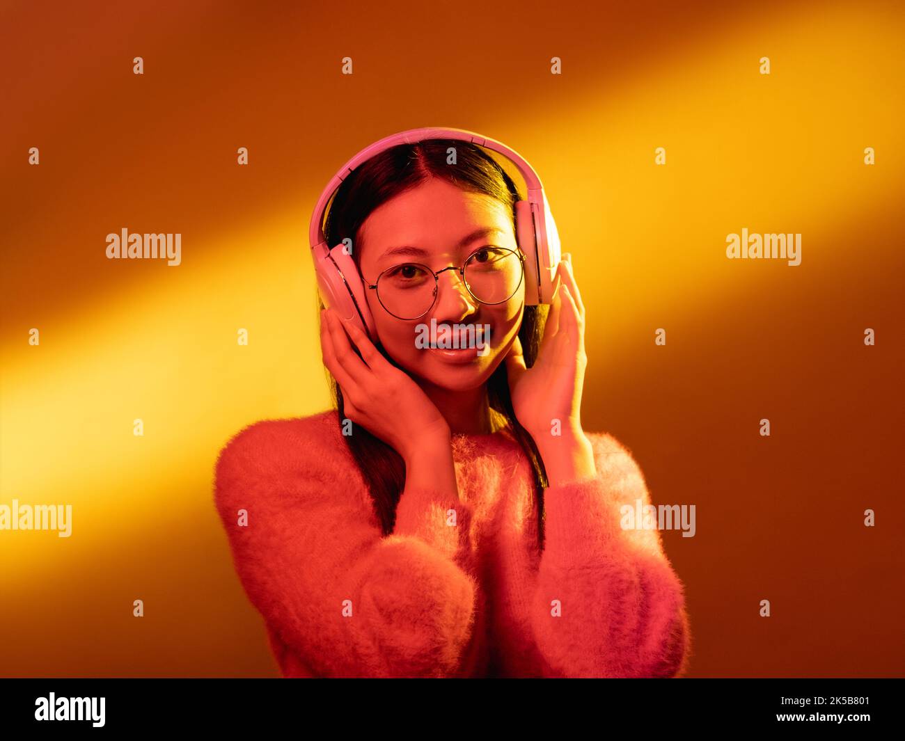 Musik Inspiration Farbe Licht Mädchen in Kopfhörer Stockfoto