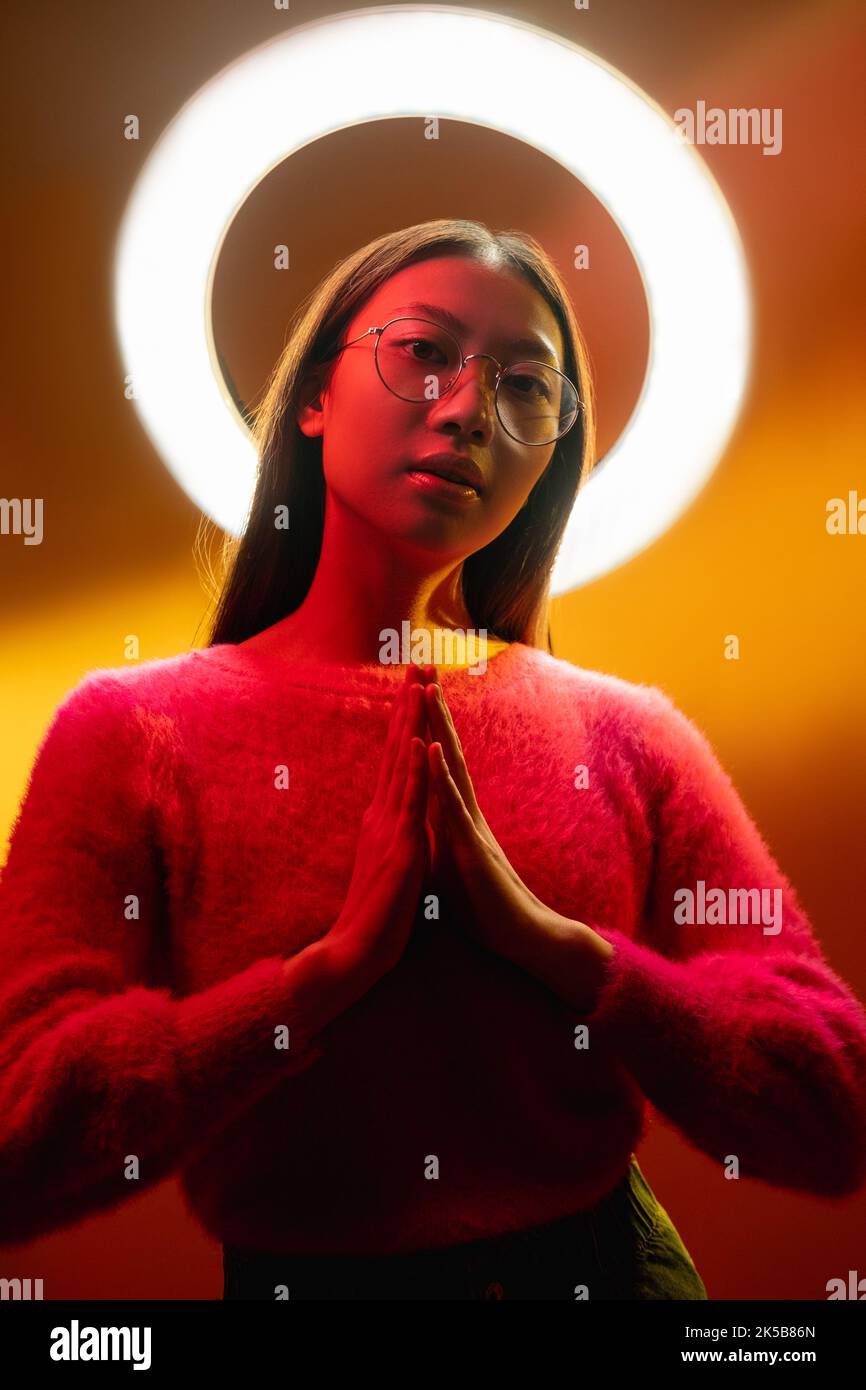 Spirituelles Porträt Neon Licht Mädchen Gebet Heiligenschein Stockfoto