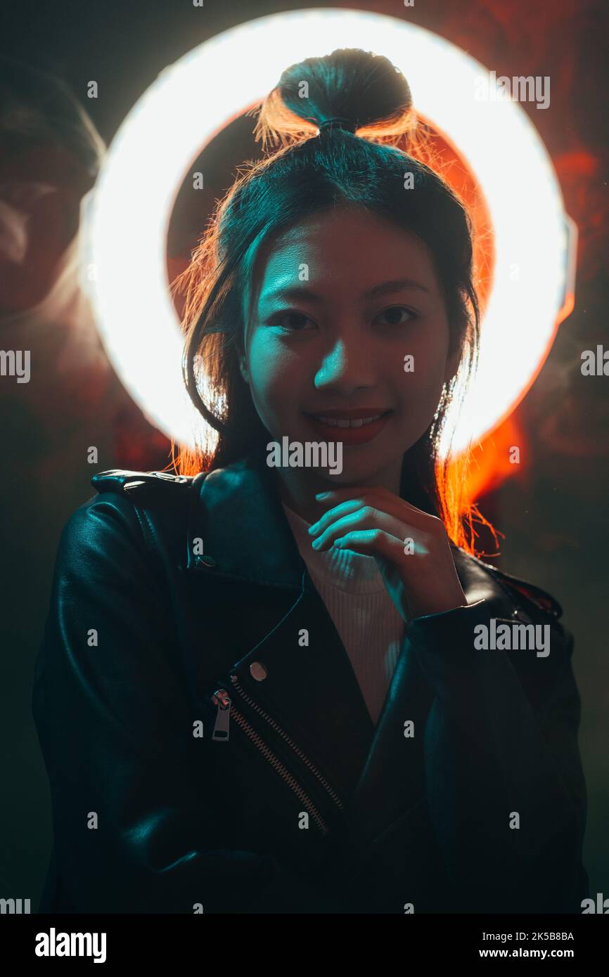 Farbe Nacht Porträt cyberpunk Menschen asiatische Mädchen Stockfoto