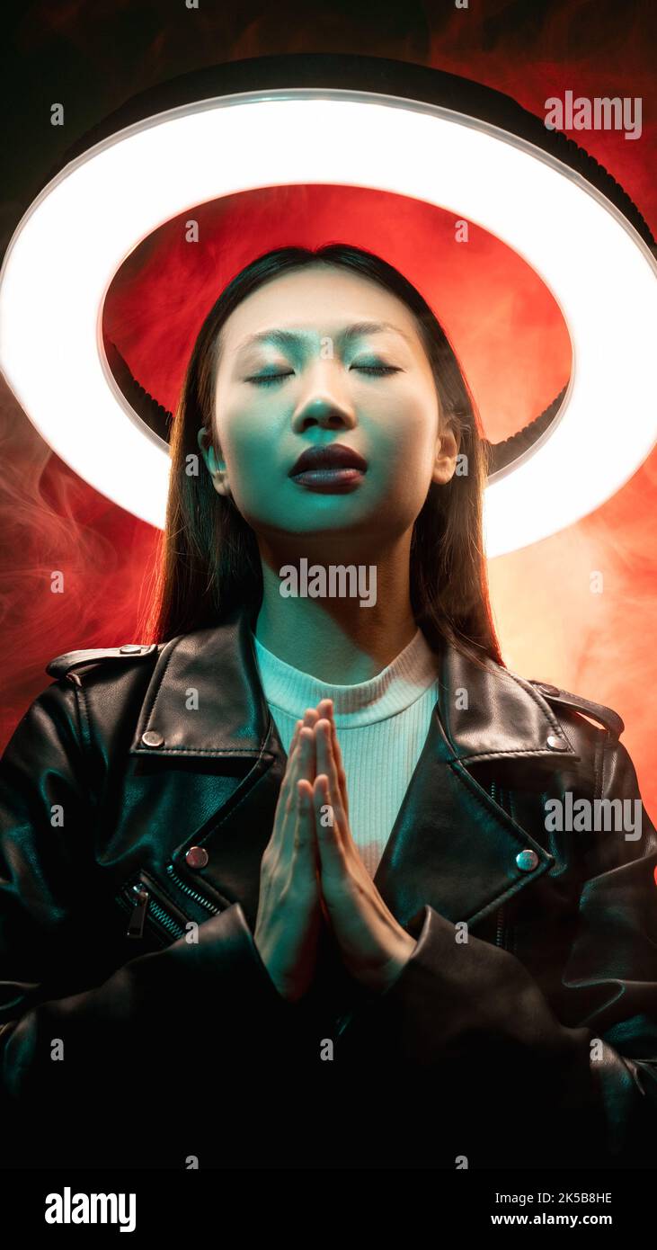 Spirituelle Aufklärung Cyberpunk Mädchen beten Stockfoto
