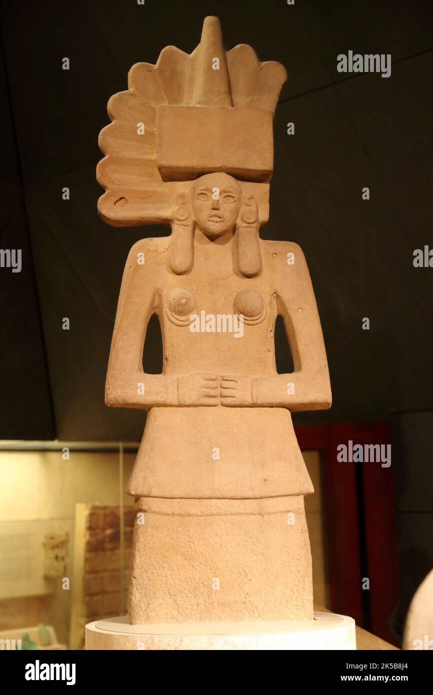 Steinskulptur einer weiblichen Gottheit, Huaxtec, aus dem präkolumbianischen Mesoamerika, jetzt Mexiko, im British Museum, London, Großbritannien Stockfoto