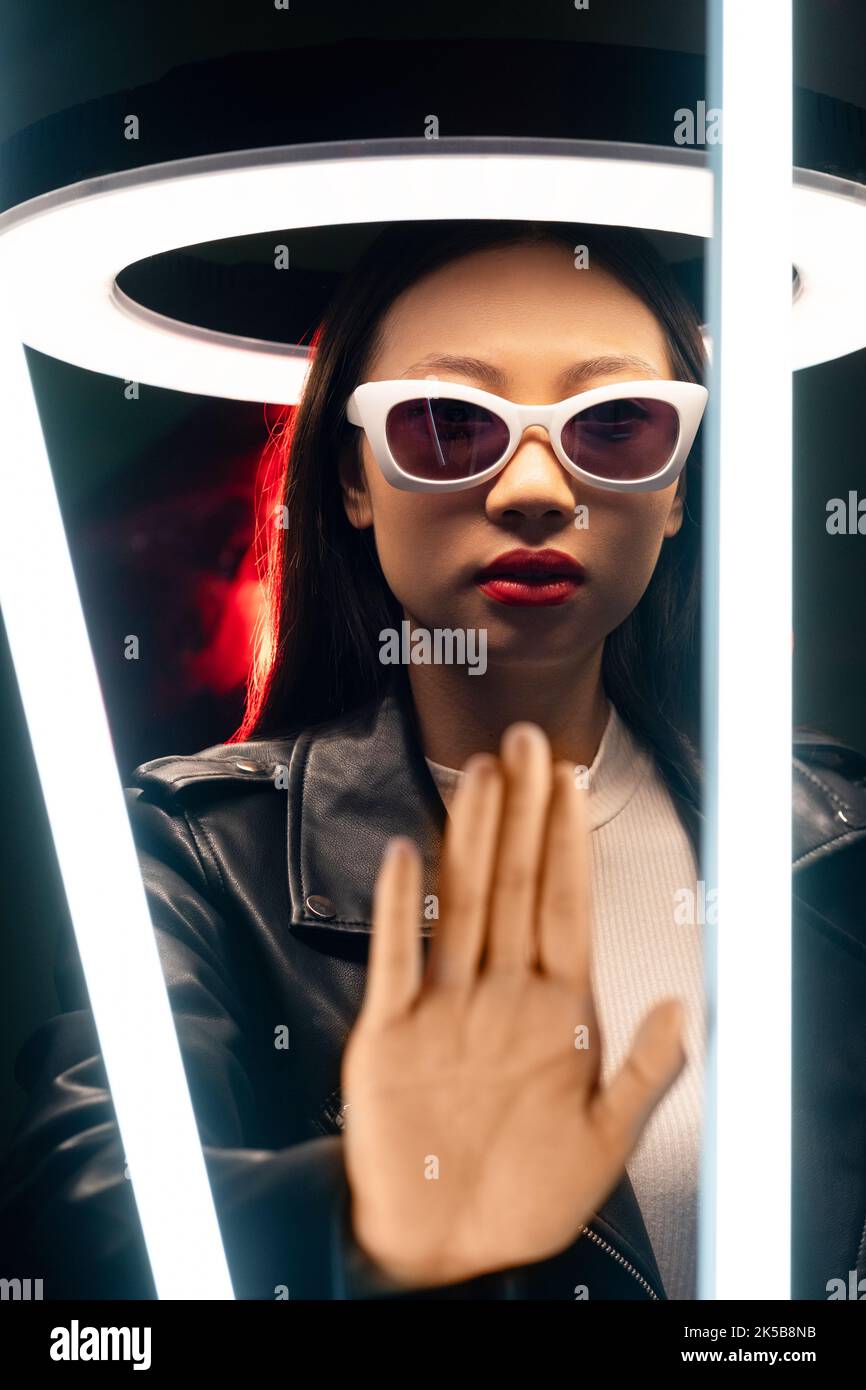 Stop Geste Cyberpunk Porträt Neon Mädchen Weigerung Stockfoto