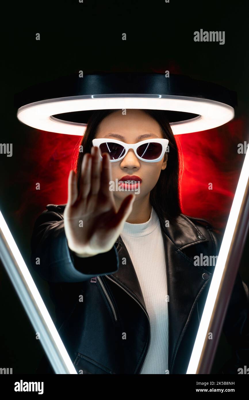 Stoppen Diskriminierung Cyberpunk Menschen rot Neon Mädchen Stockfoto