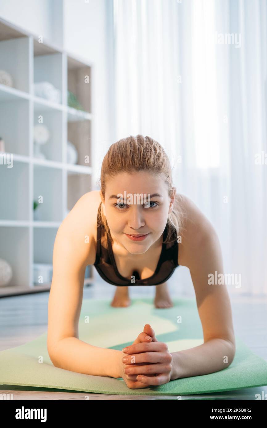 Aktive Menschen zu Hause Fitness Frau hält Planke Stockfoto