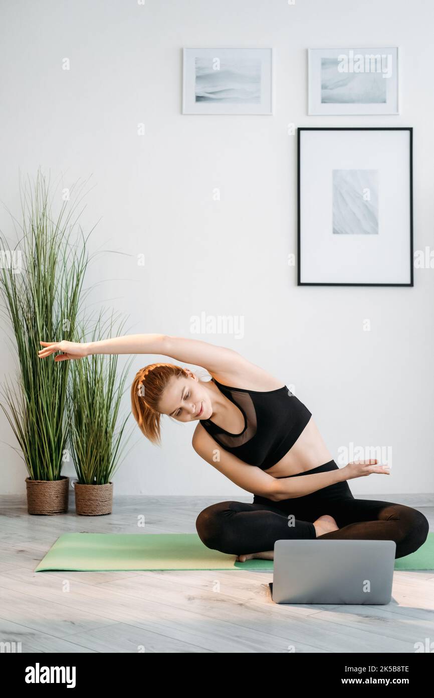 Yoga Online-Heimtraining Frau Laptop-Übung Stockfoto