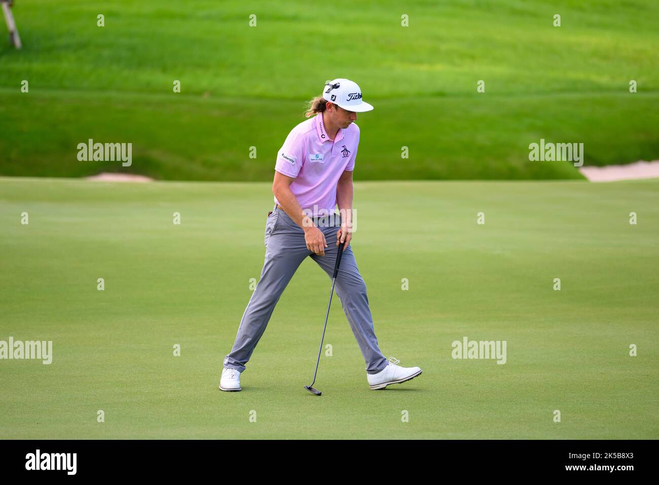 Cameron Smith aus Australien puttet auf Loch 4 während der 1. Runde des LIV Golf Invitational Bangkok auf dem Stonehill Golf Course in Bangkok, THAILAND Stockfoto