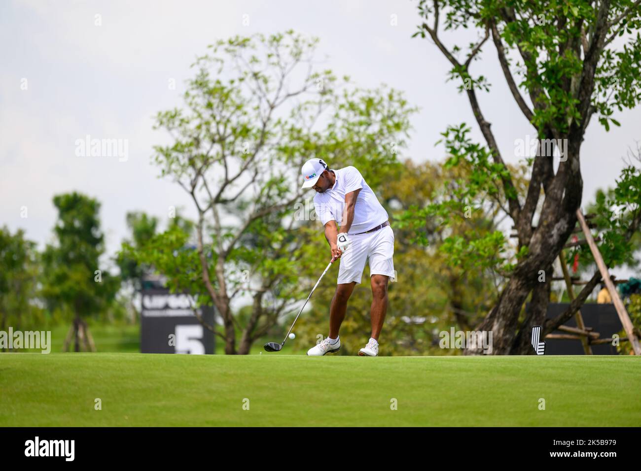 Anirban Lahiri aus Indien schlägt sich bei Loch 9 während der 1. Runde des LIV Golf Invitational Bangkok auf dem Stonehill Golf Course in Bangkok, THAILAND ab Stockfoto