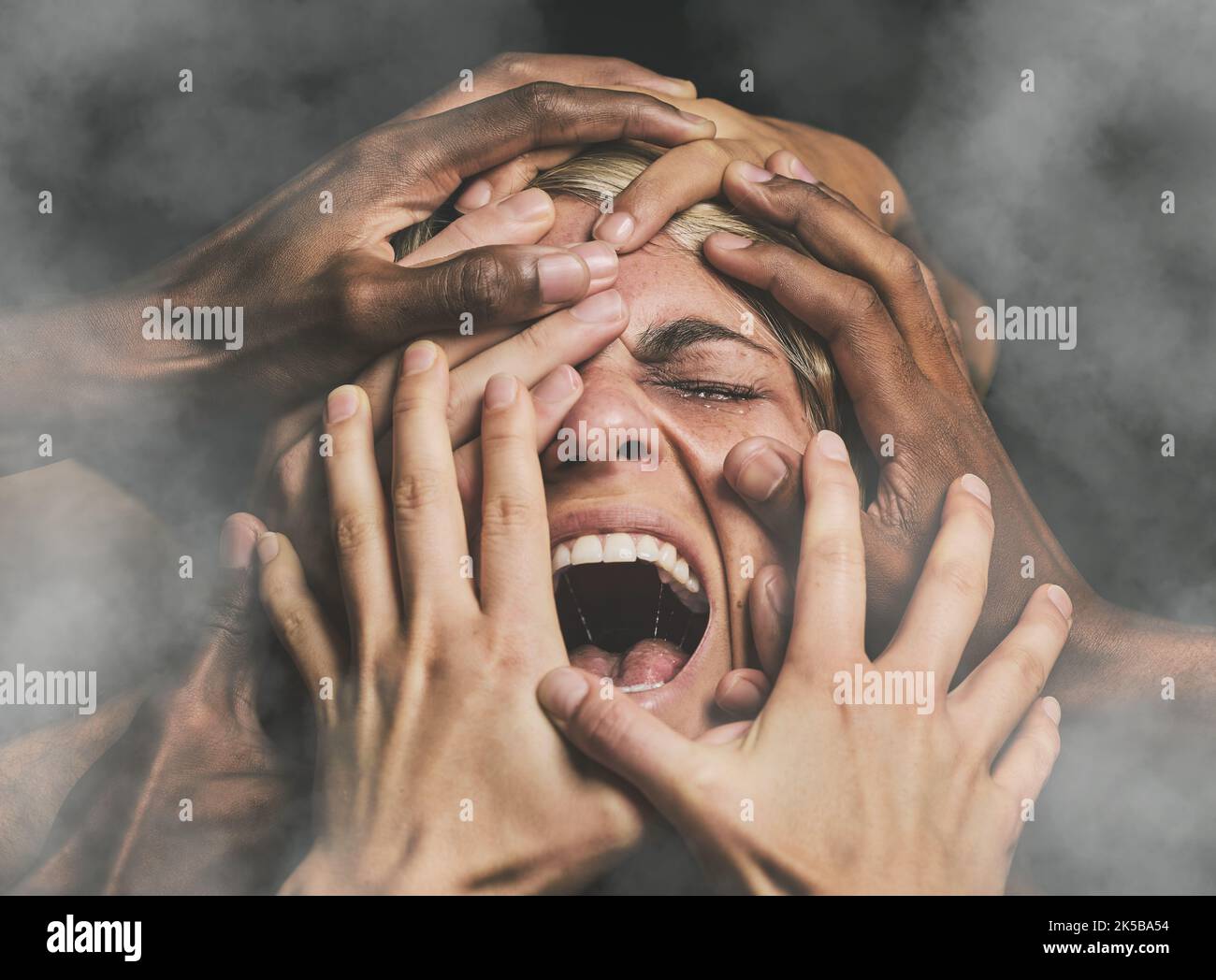 Hände, Gesicht und Frau missbrauchen Opfer mit Angst, geistiger Gesundheit und Schmerzen, die vor Rauch verängstigt sind. Weinend, wütend und Gewalt Überlebende schreiend im Studio mit Stockfoto