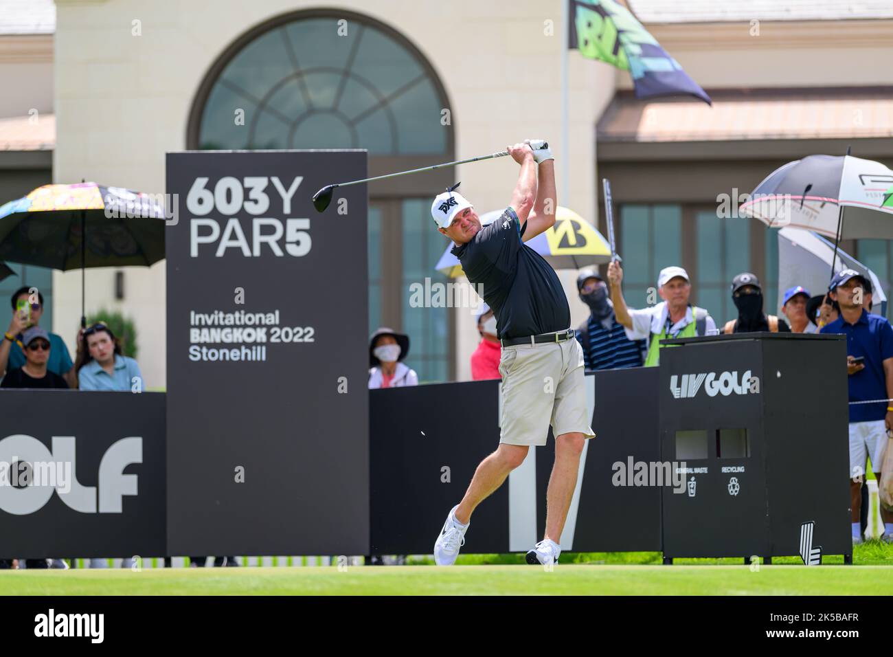 Jason Kokrak aus den USA schlägt sich bei Loch 17 während der 1. Runde des LIV Golf Invitational Bangkok auf dem Stonehill Golf Course in Bangkok, THAILAND ab Stockfoto