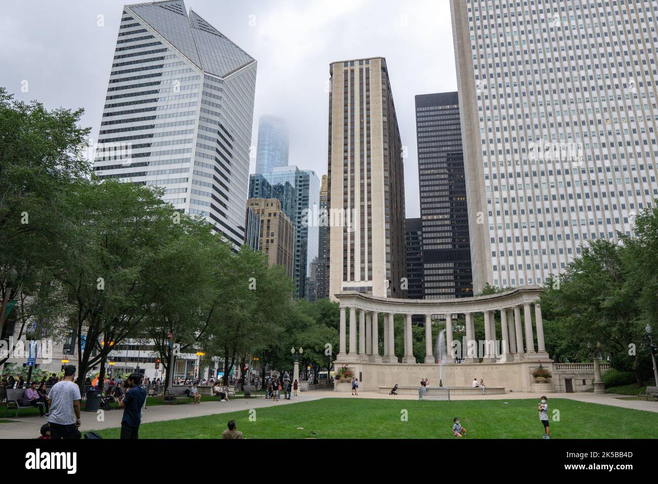 Viele Kinder spielen im Wrigley Square Park in Chicago unter städtischen Wolkenkratzern Stockfoto