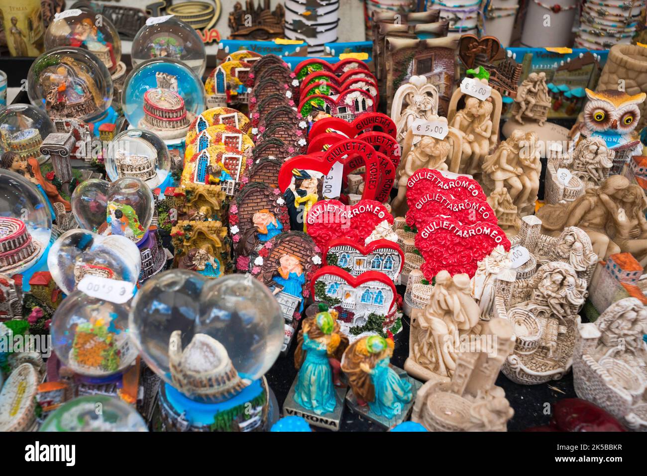 Verona Markt, Blick auf bunte Souvenirs auf einem Stand auf der Piazza delle Erbe, die die Attraktionen von Verona, Verona Italien Stockfoto