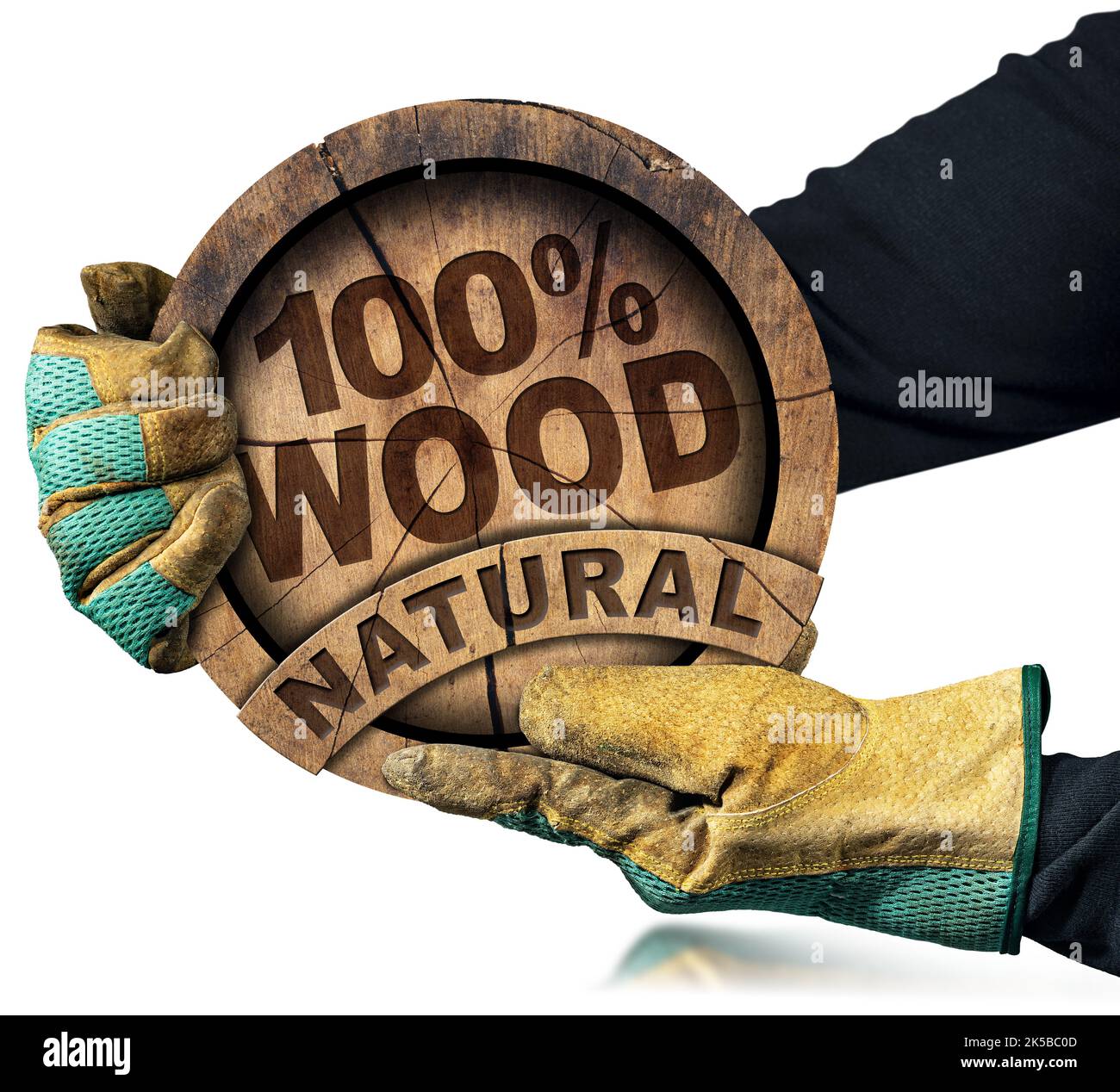 Zwei Hände mit schützenden Arbeitshandschuhen, die einen Querschnitt eines Baumstamms mit dem kurzen Satz „100 % natürliches Holz“ halten. Stockfoto