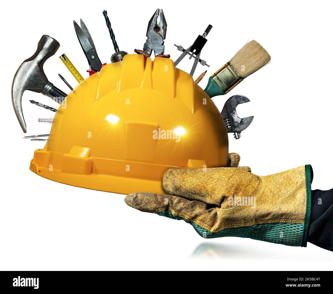 Arbeiter mit schützenden Arbeitshandschuhen, die einen gelben und orangefarbenen Schutzhelm mit vielen Arbeitswerkzeugen halten, isoliert auf weißem Hintergrund, Fotografie. Stockfoto
