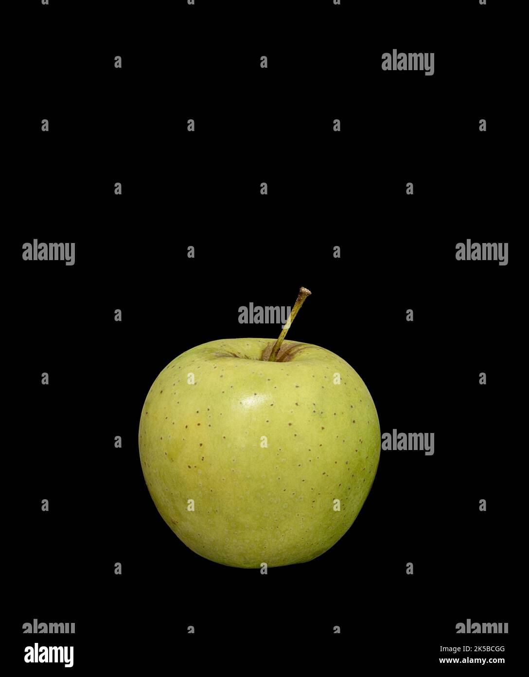 Bild eines reifen grünen Apfels auf schwarzem Hintergrund Stockfoto