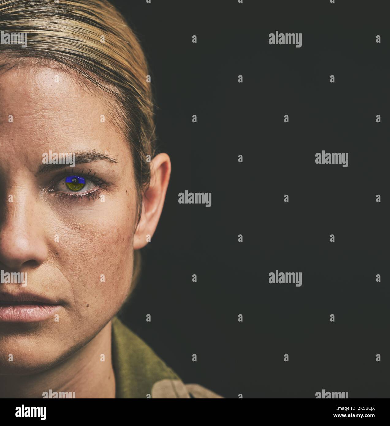 Gesicht, Retina-Scan und Mockup mit einer Frau im Studio auf einem dunklen Hintergrund für Sicherheit oder Datenschutz. Zukunft, digital und ai mit einem weiblichen Roboter Stockfoto