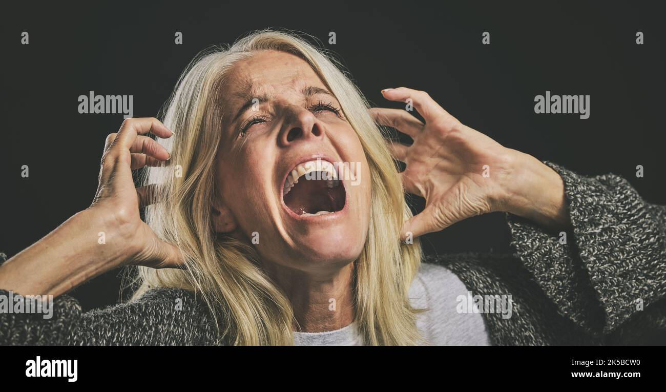 Schreiende ältere Frau, psychische Gesundheit und Depression durch bipolare Angst, Stress und Angst vor Angst vor Angst vor Angst vor schwarzem Hintergrund. Schizophrenie, Psychologie und Stockfoto