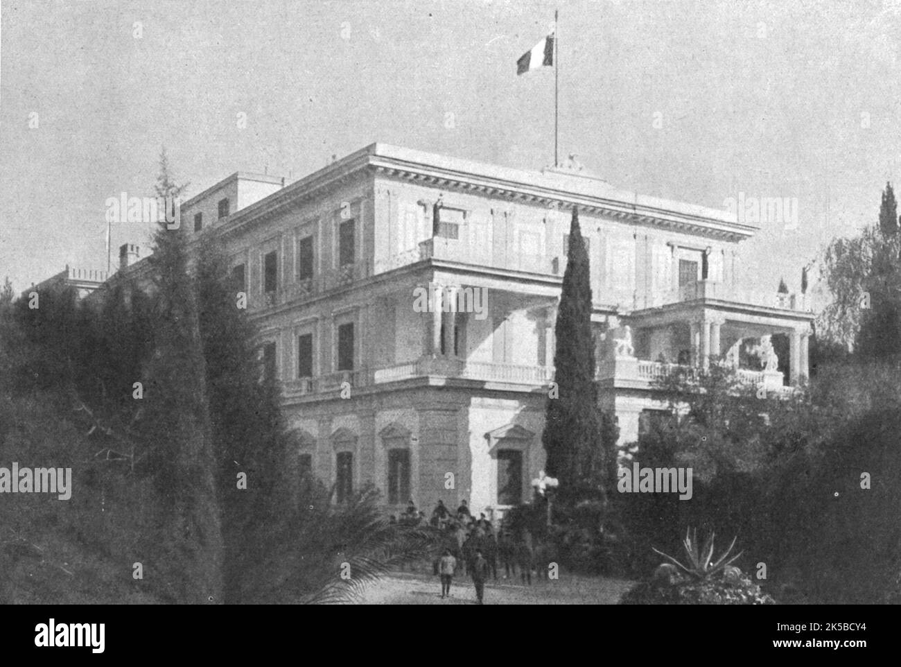 „Le drapeau francais flottant sur l'Achilleion, que Garde un Petit poste de chasseurs alpins“. Aus "Collection de la Guerre IV. L'Illustration Tome CXLVII. La Guerre Janvier, Fevrier, Mars, Avril, Mai, Juin 1916“. Stockfoto „Le drapeau francais flottant sur l'Achilleion, que Garde un Petit poste de chasseurs alpins“. Aus "Collection de la Guerre IV. L'Illustration Tome CXLVII. La Guerre Janvier, Fevrier, Mars, Avril, Mai, Juin 1916“. Stockfoto