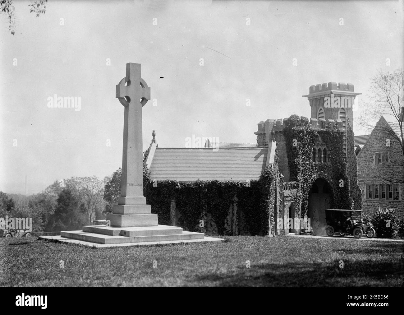 Friedenskreuz in der Kathedrale von Washington, 1912. Keltisches Kreuz am Mount St Alban, dem höchsten Punkt in Washington, DC. Das Kalksteinkreuz, entworfen vom Architekten Robert W. Gibson, wurde zur Feier des Endes des Spanisch-Amerikanischen Krieges und der Gründung der National Cathedral errichtet. Stockfoto