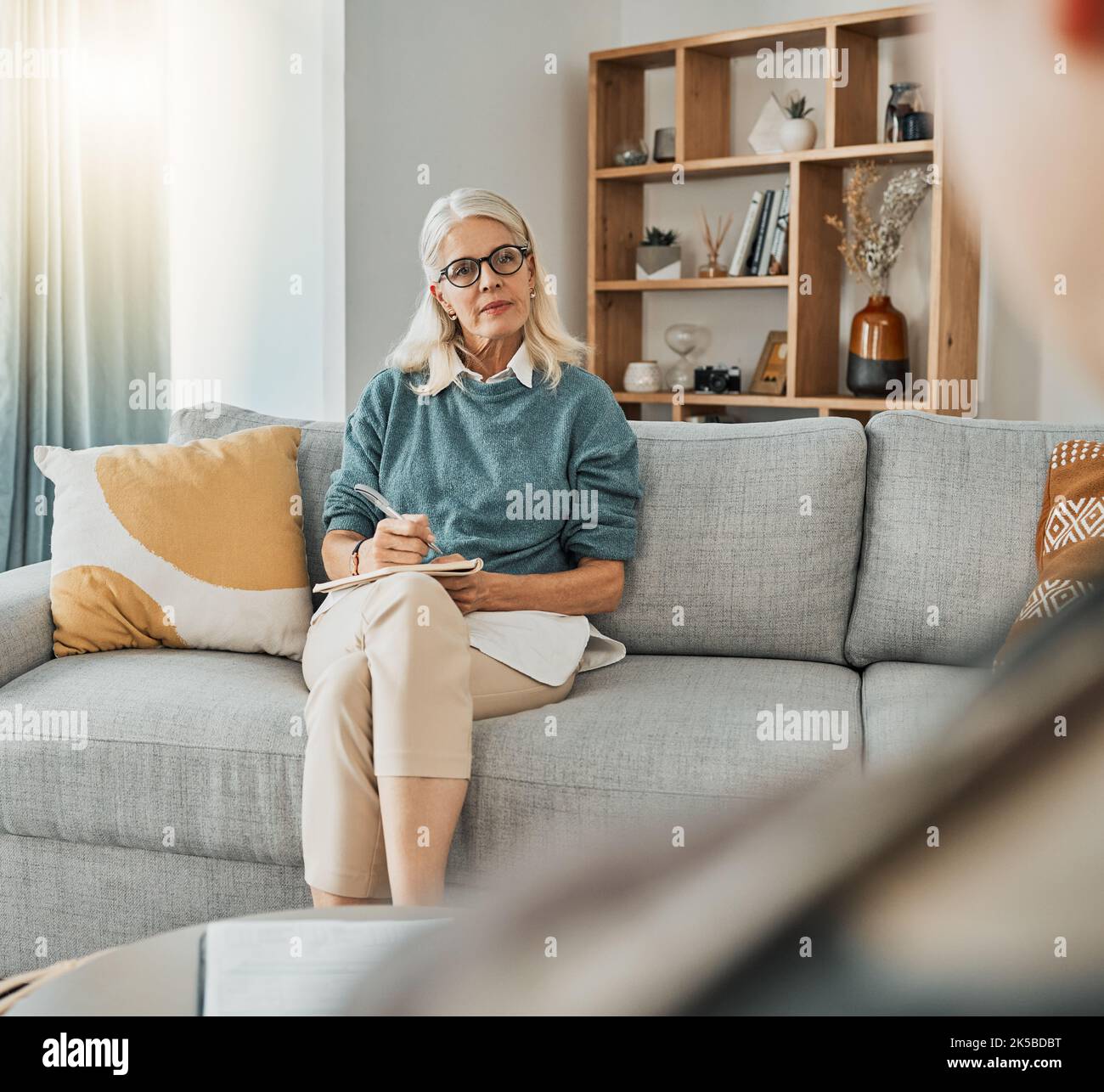 Therapie, psychische Gesundheitsplanung und Psychologe im Gespräch mit dem Patienten in einem Büro bei der Arbeit zusammen. Reifer Therapeut Beratung über Psychologie Stockfoto