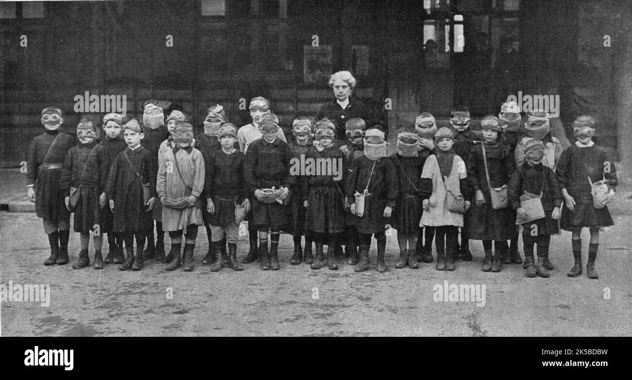 'Les enfants d'une des ecles primaires de Reims, avec leurs masques contre les gaz Asphyxiants', 1916. Aus "Collection de la Guerre IV. L'Illustration Tome CXLVII. La Guerre Janvier, Fevrier, Mars, Avril, Mai, Juin 1916“. Stockfoto