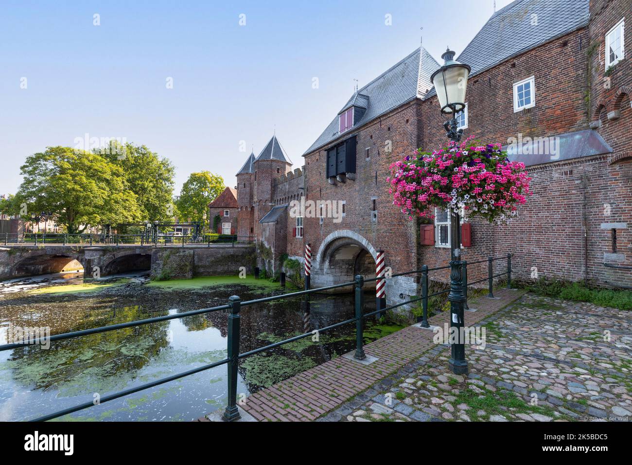 Historisches Land- und Wassertor de Koppelpoort in der mittelalterlichen Stadt Amersfoort in den Niederlanden. Stockfoto