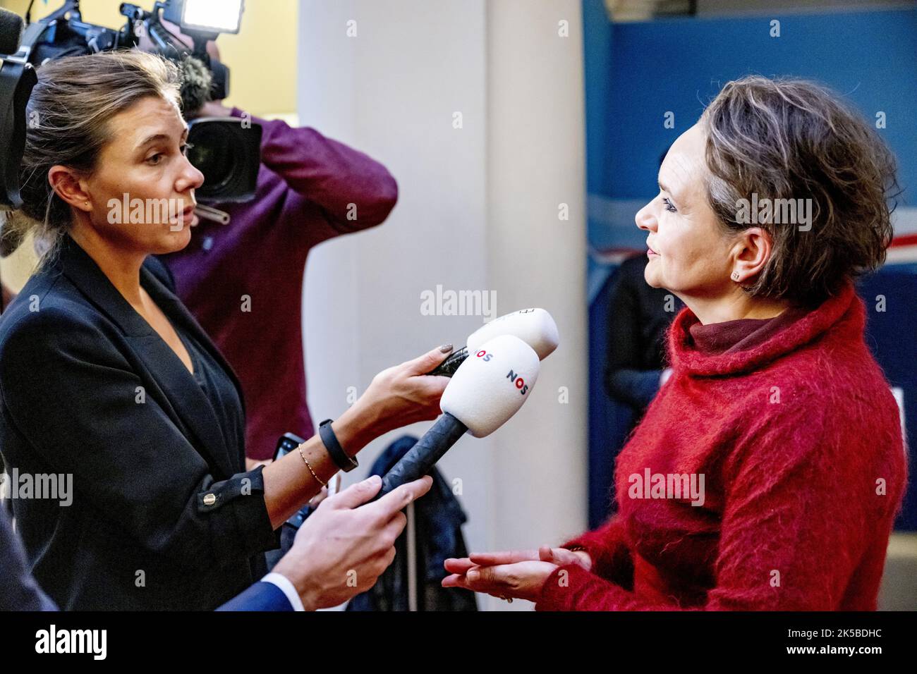 2022-10-07 14:36:54 DEN HAAG - Alexandra van Huffelen spricht nach dem Ministerrat auf dem Binnenhof vor der Presse. ANP ROBIN UTRECHT niederlande Out - belgien Out Stockfoto