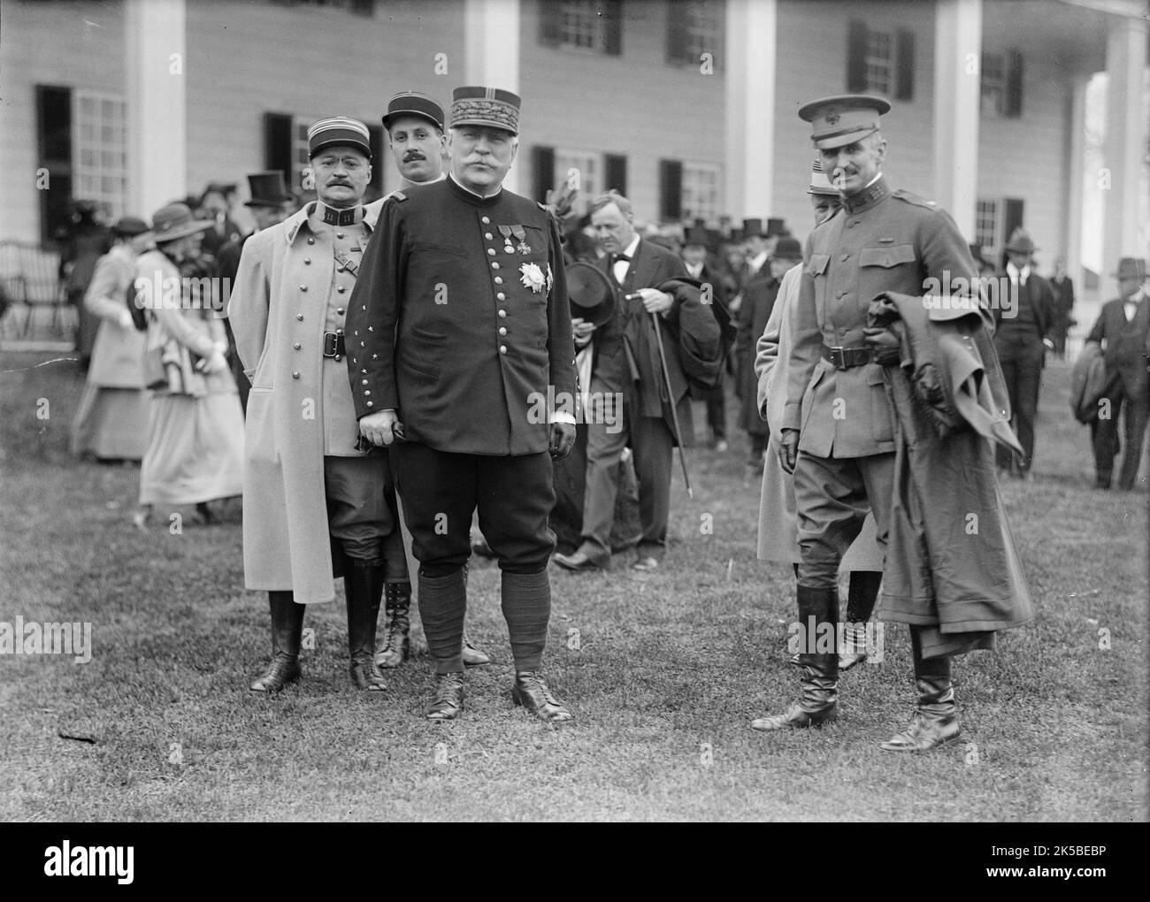 Allied Commission to U.S. Remon; Joffre; LT. S. Crosby, 1917. Besuch der britischen &amp; französischen Kriegskommissionen für den Ersten Weltkrieg in der Heimat von George Washington [Remon?]. Französischer General Joseph Joffre. Stockfoto