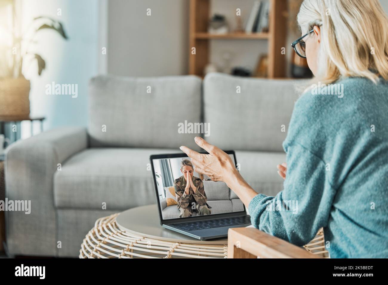 Militärische Frau in Videoanruf mit Psychologin für psychische Probleme, Angst und Trauma mit Laptop-Bildschirm virtuelle Technologie. Soldat oder Veteran Stockfoto