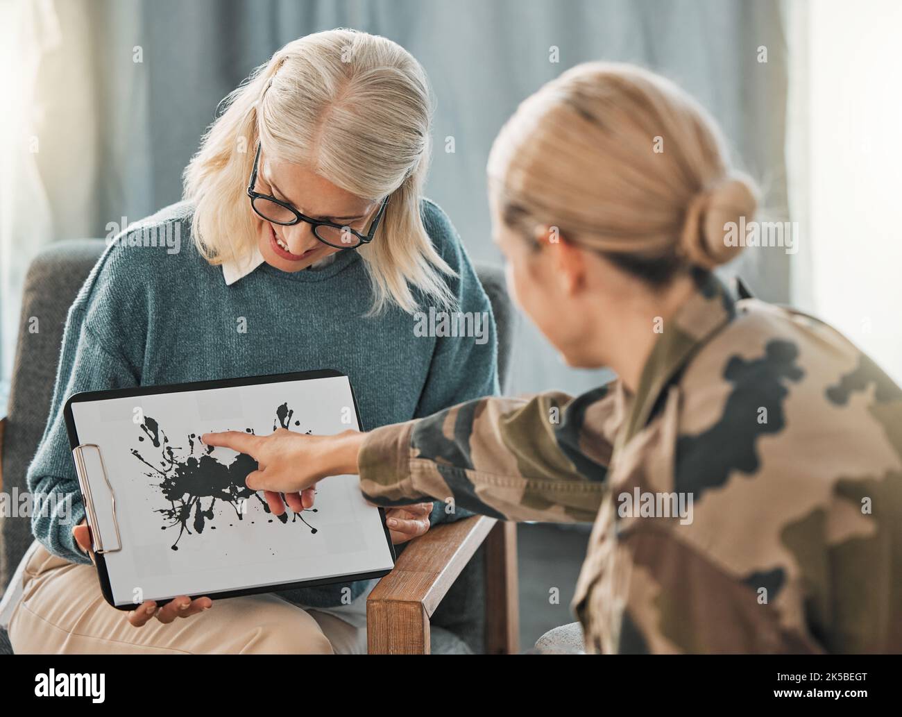 Psychologe, Militärsoldat oder Rorschach testen auf Clipboard-Dokumenten auf Kriegstrauma, ptbs oder Angst. Tintenfass für Armee Frau psychische Gesundheit Stockfoto