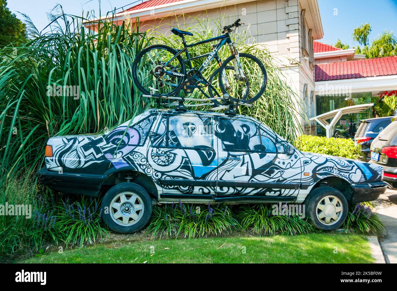 Ein alter Volkswagen Santana aus Shanghai, der als Gartenkunst-Installation in einem Hotel im Oriental Land, Qingpu District, Shanghai, China, verwendet wurde. Stockfoto