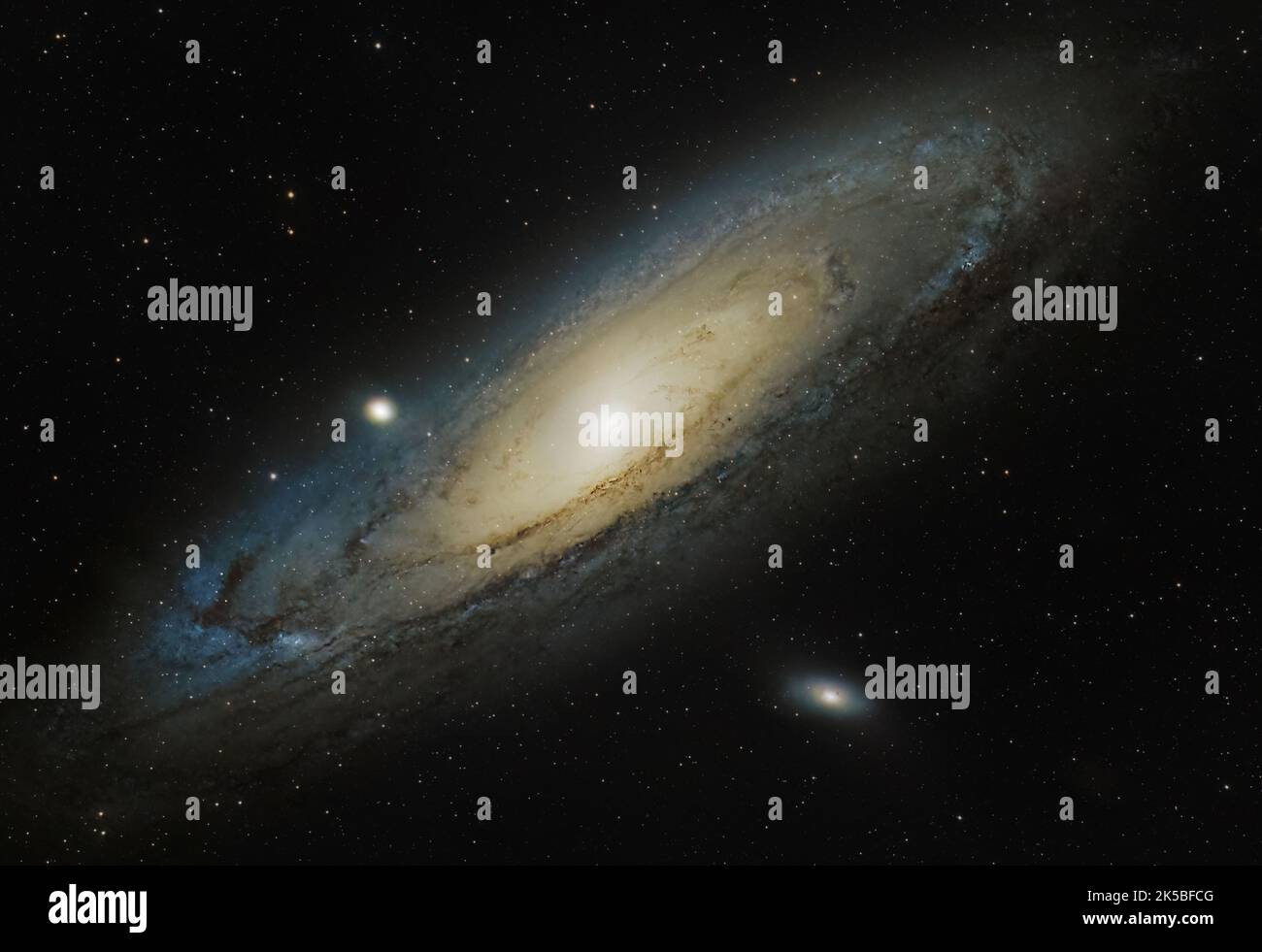Die Andromeda-Galaxie (NGC 224) im Sternbild Andromeda und ihre 2 kleineren Satellitengalaxien. Fotografiert aus Großbritannien Stockfoto