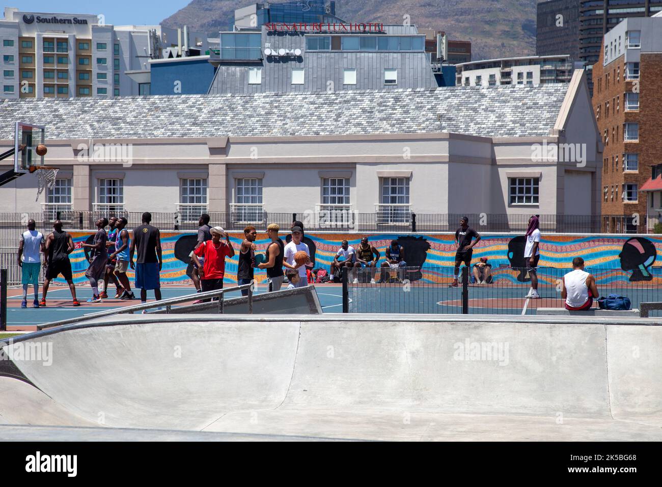 Cape Town Battery Park Basketballplatz - Südafrika Stockfoto