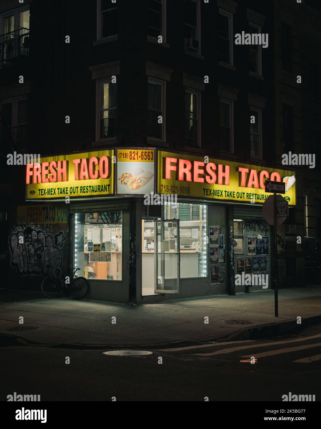 Frisches Taco-Schild bei Nacht in Ridgewood, Queens, New York Stockfoto