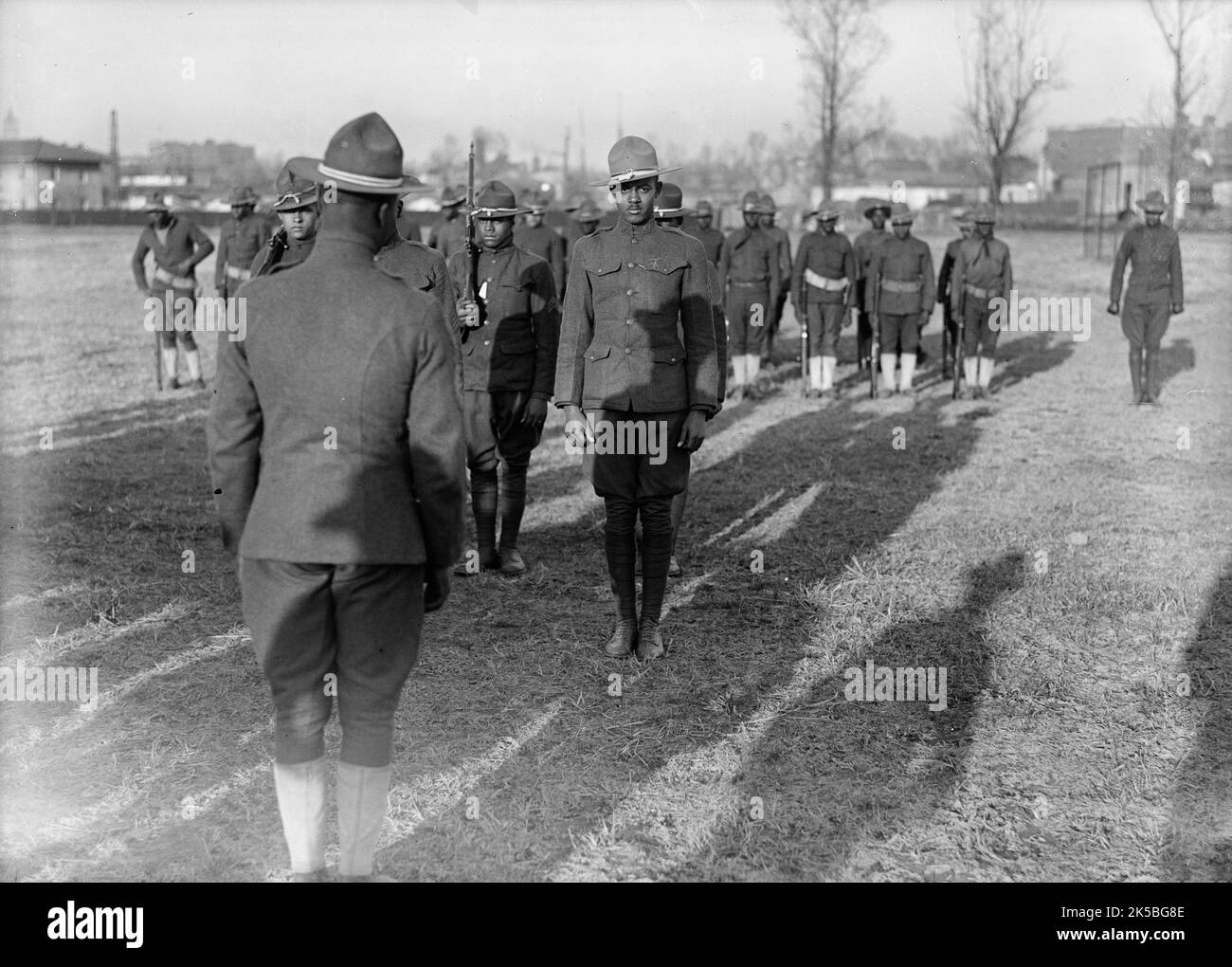 Armee, US-farbige Soldaten, 1917. (Afroamerikanische Soldaten und Offizier). Stockfoto