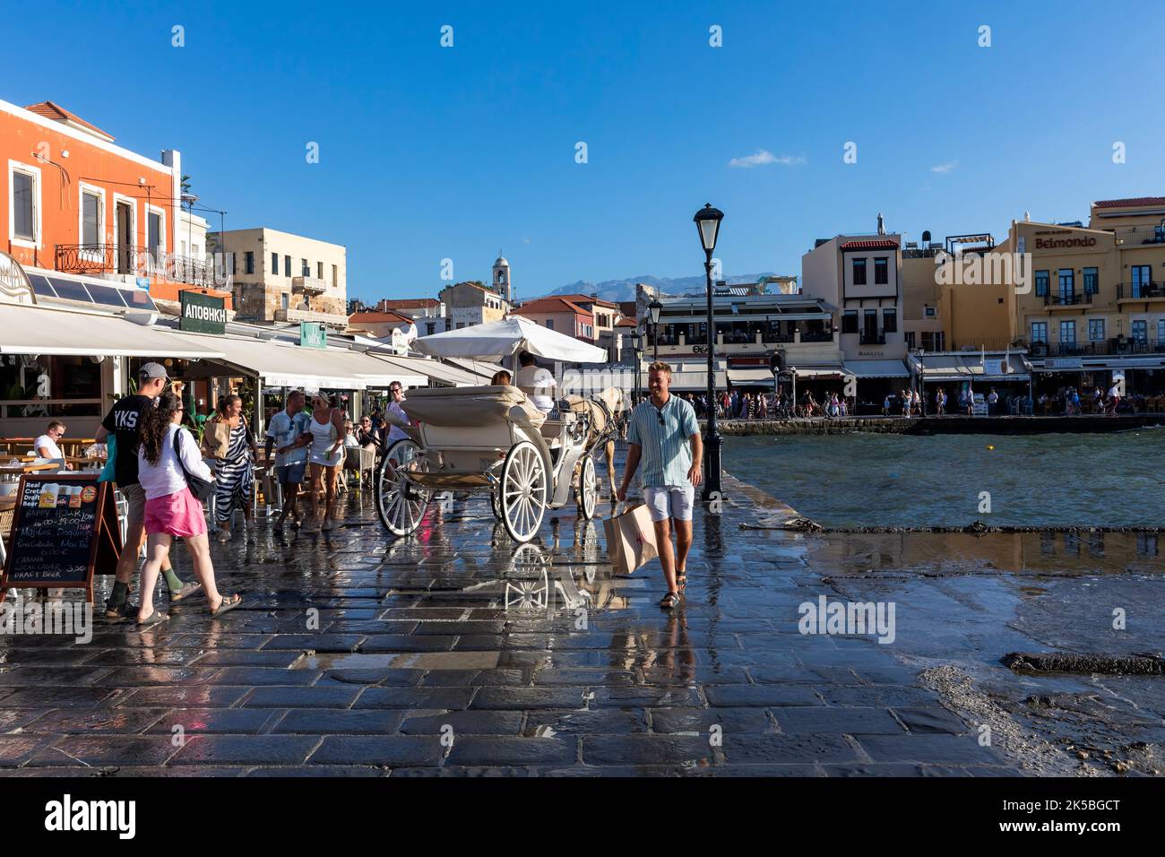 Hohe Wellen an der Promenade im venezianischen Hafen von Chania, Kreta. Stockfoto