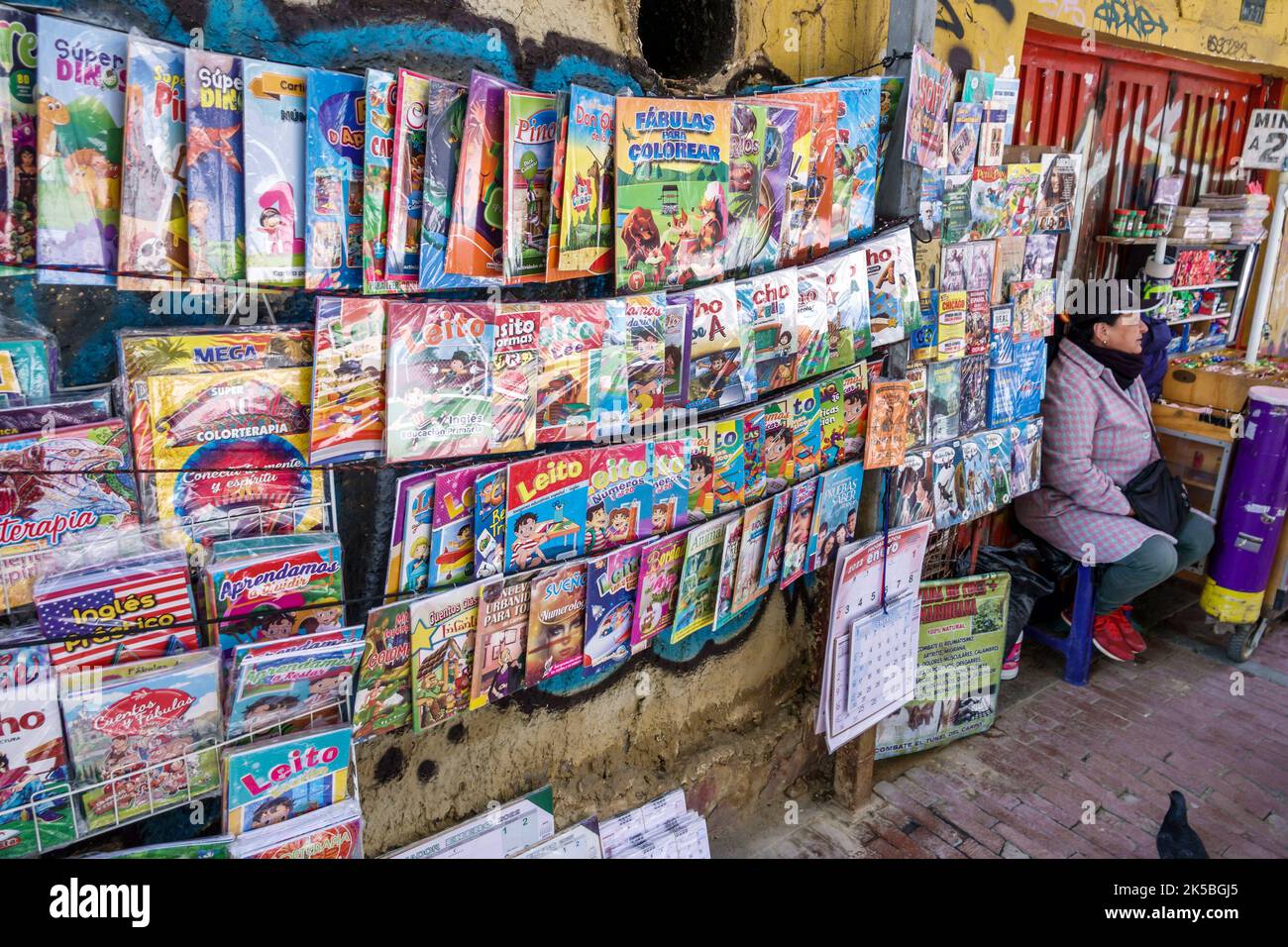Bogota Kolumbien,Veracruz Calle 16 Gehweg Display Verkäufer Bücher Bildtexte illustrierte Kinderbücher spanische Sprache,in der Nähe von Santander Park Parq Stockfoto