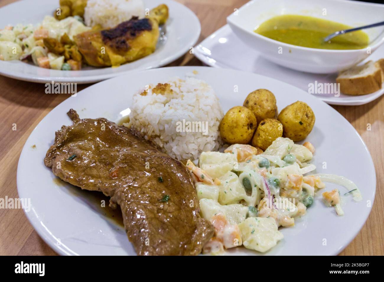 Bogota Kolumbien, Veracruz Kuty Restaurant Restaurants Speisen Essen Essen Essen essen zwanglos Cafe Cafés Bistro Bistros Essen, innen, Food teller Steak pot Stockfoto