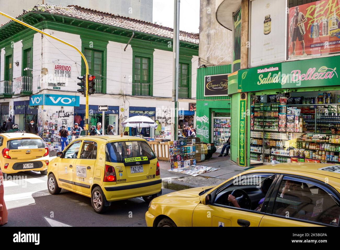 Bogota Kolumbien, Veracruz Calle 16 Kreuzung rote Ampel stoppte Verkehr gelbe Taxis Taxis Taxis Taxi, kolumbianische Kolumbianer Hispanic Hispanics South Amer Stockfoto