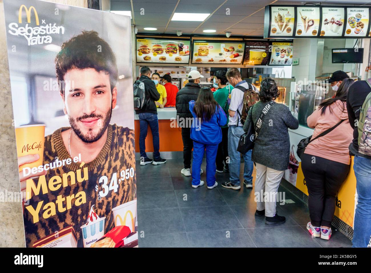 Bogota Colombia,Sante Fe Carrera 7 Avenida Jimenez McDonald's Sebastian Yatra Prominente Branding Sprecher Musiker,Fast Food Restaurant Stockfoto