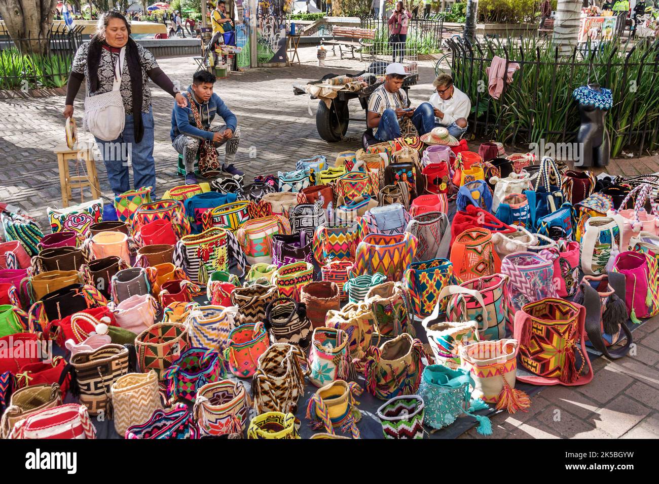 Bogota Kolumbien, Santa Fe, in der Nähe von Santander Park Parque Santander, Souvenirs handwerkliches regionales Kunsthandwerk Wayuu Mochila Taschen Straßenverkäufer zeigen Marktmarke Stockfoto