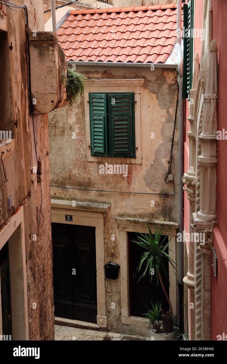 Alte Türen und Fensterläden in Kroatien Stockfoto