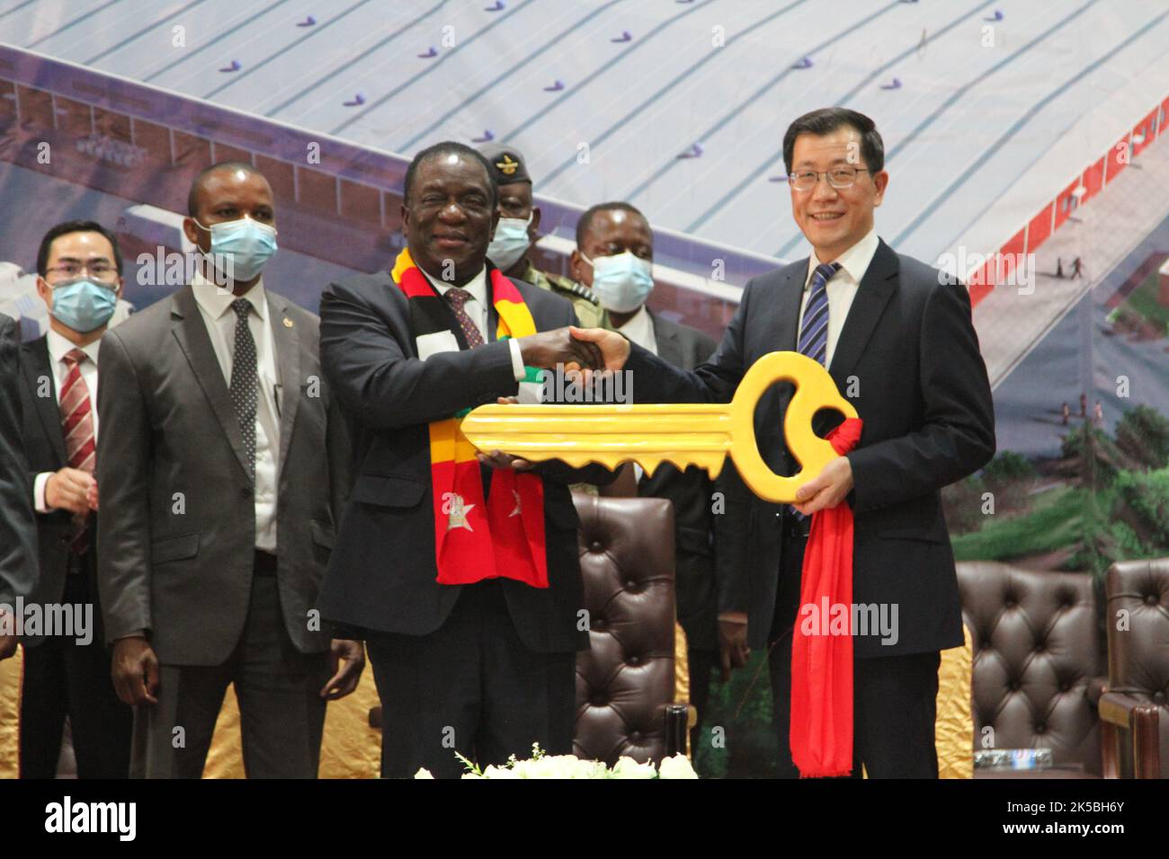 Harare, Simbabwe. 6. Oktober 2022. Der chinesische Botschafter in Simbabwe, Guo Shaochun (R), übergibt einen symbolischen Schlüssel für das National Pharmaceutical Warehouse Projekt an den simbabwischen Präsidenten Emmerson Mnangagwa in Harare, Simbabwe, 6. Oktober 2022. China hat am Donnerstag der Regierung Simbabwes ein hochmodernes, millionenschweres Pharmalager übergeben, das die Kapazität Simbabwes für die Medikamentenlagerung erhöhen und das Gesundheitssystem verbessern soll. Quelle: Jiang Xintong/Xinhua/Alamy Live News Stockfoto
