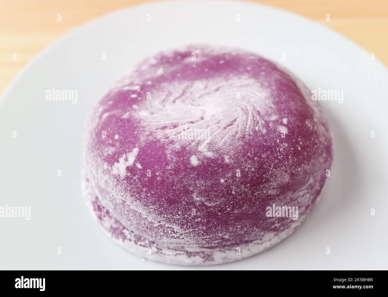Nahaufnahme des köstlichen japanischen purpurnen Süßkartoffels Daifuku mit Füllung aus roter Bohnenpaste Stockfoto