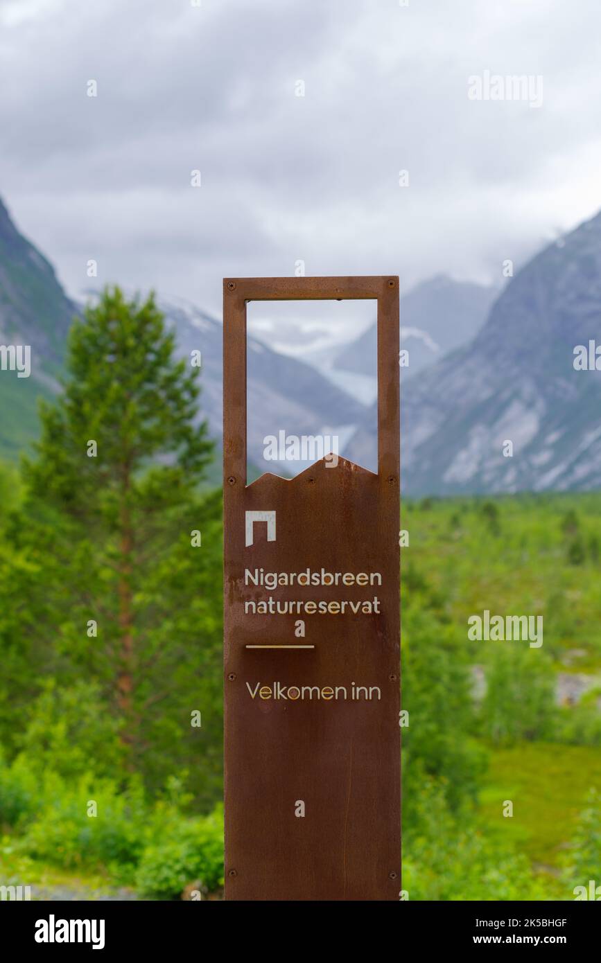 Eingang zum nigardsbreen Park mit Blick auf den Gletscher Stockfoto