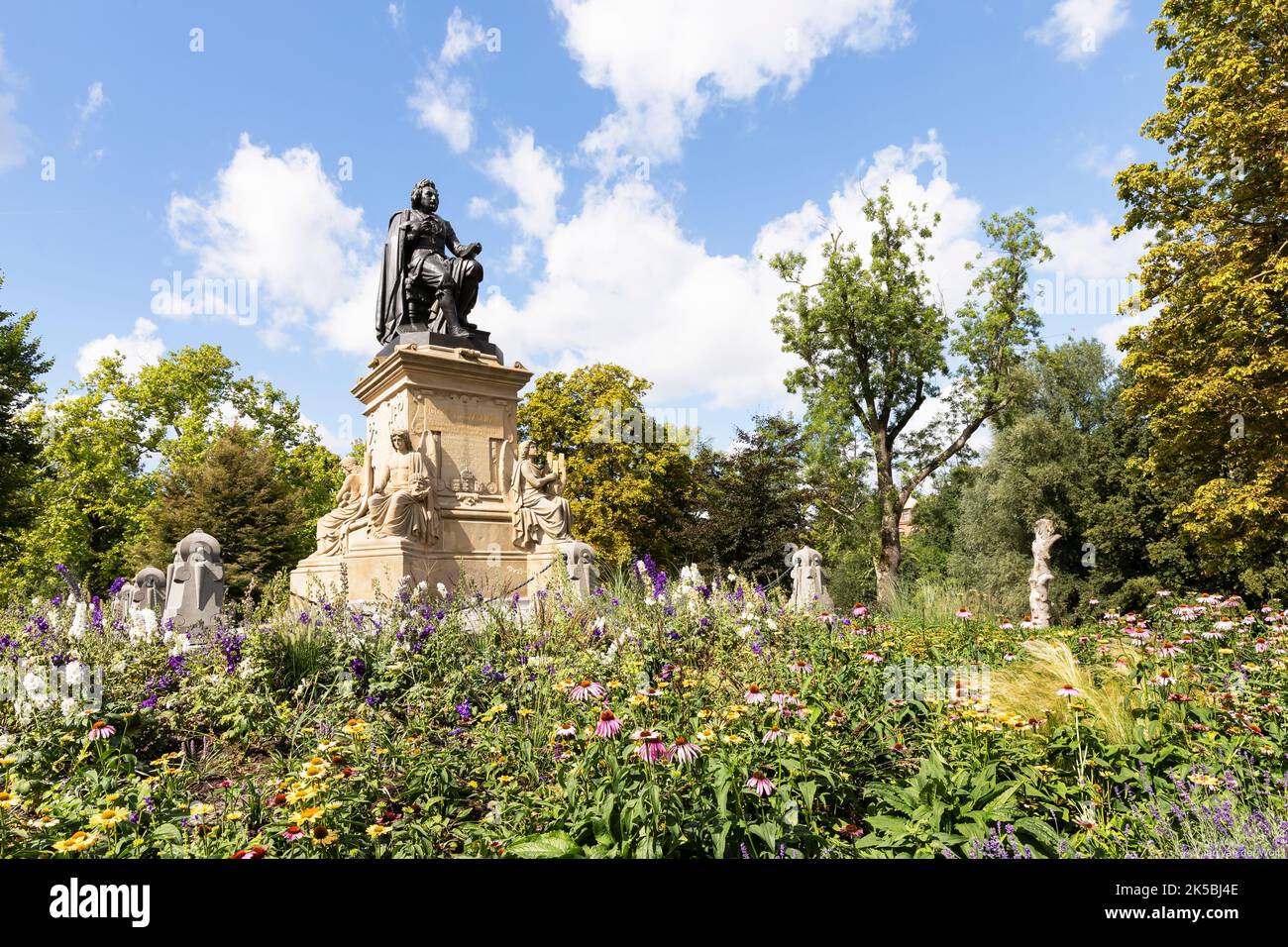 Statue von Joost van den Vondel im Vondelpark in der Hauptstadt