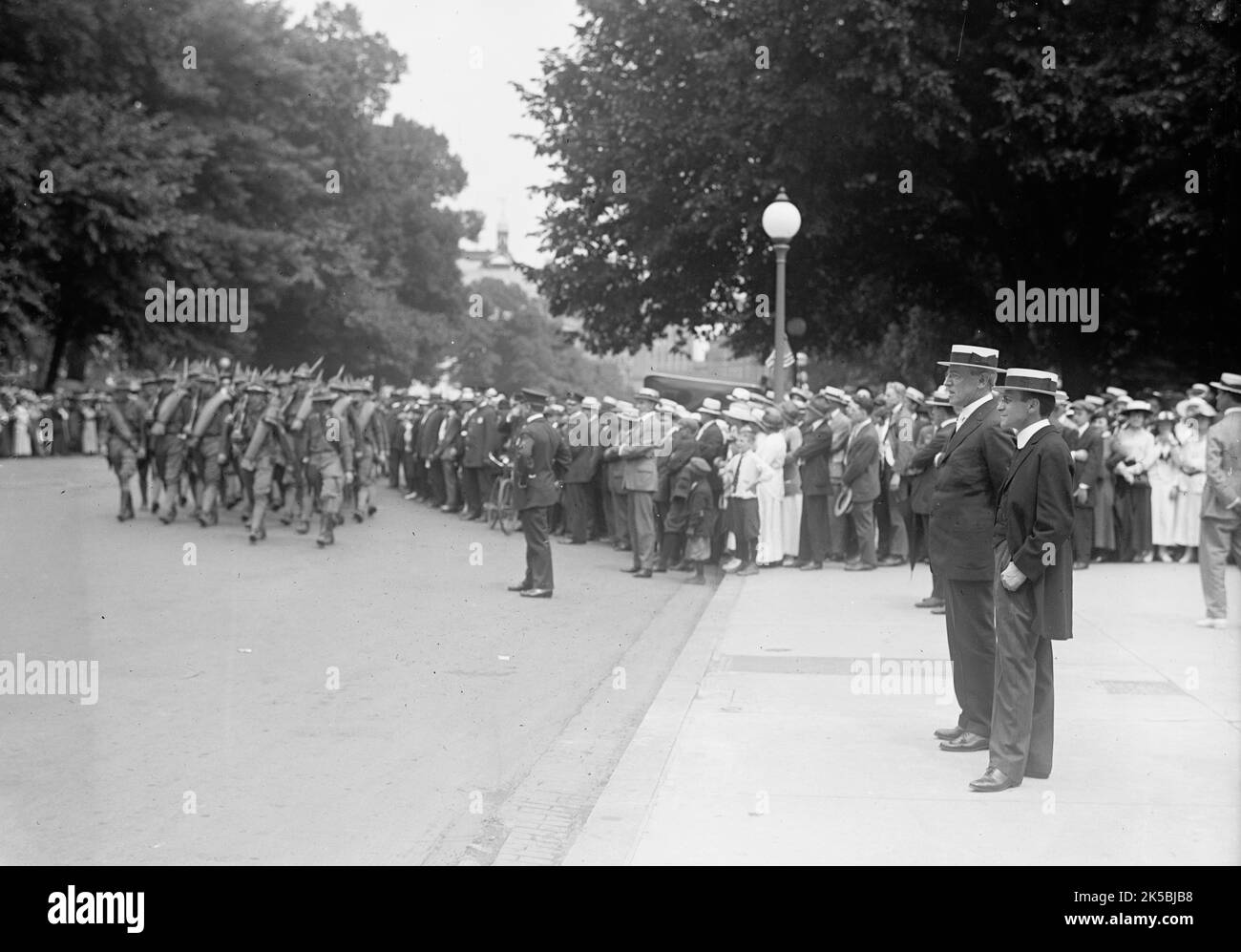 Newton Diehl Baker, Sekretär des Krieges, mit Präsident Wilson, der die Nationalgarde überprüft, 1916. Erster Weltkrieg: US-Präsident Woodrow Wilson und Baker (rechts), der von 1916 bis 1921 US-Kriegsminister war. Stockfoto