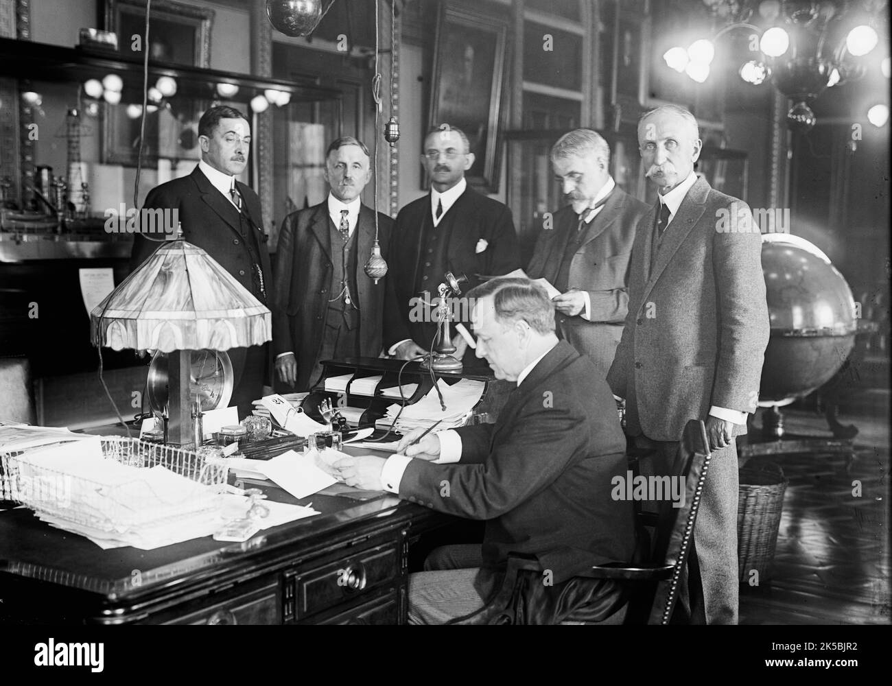 Kriegsrat, 1917. Maj. General George Barnett, Commandant, U.S.M.C; Blue, Victor, Konteradmiral, U.S.N.; Chief Bur. NAV.; Josephus Daniels, Sekretär der Marine, 1913-1921; Captain A.F. Fechteler, US Navy; Aide to Winterhalter, Division of Material; Bradley A. Fisk [sic]. Erster Weltkrieg. Von links nach rechts: Konteradmiral Victor Blue, US Navy, Chef des Schifffahrtsbüros; Maj. General George Barnett, Kommandant, United States Marine Corps; Kapitän Augustus Francis Fechteler, US Navy; Admiral Albert Gustav Winterhalter; Konteradmiral Bradley Allen Fiske; Josephus Daniels, Sekretär der Marine, 1913- Stockfoto