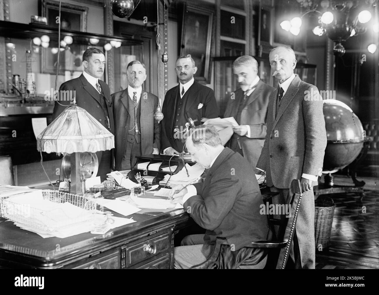 Kriegsrat, 1917. Maj. General George Barnett, Commandant, U.S.M.C; Blue, Victor, Konteradmiral, U.S.N.; Chief Bur. NAV.; Josephus Daniels, Sekretär der Marine, 1913-1921; Captain A.F. Fechteler, US Navy; Aide to Winterhalter, Division of Material; Bradley A. Fisk [sic]. Erster Weltkrieg. Von links nach rechts: Konteradmiral Victor Blue, US Navy, Chef des Schifffahrtsbüros; Maj. General George Barnett, Kommandant, United States Marine Corps; Kapitän Augustus Francis Fechteler, US Navy; Admiral Albert Gustav Winterhalter; Konteradmiral Bradley Allen Fiske; Josephus Daniels, Sekretär der Marine, 1913- Stockfoto