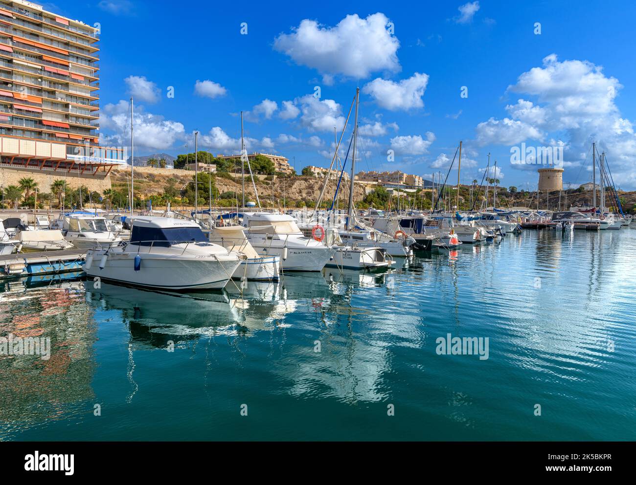 Marina El Campello an der Costa Blanca in Spanien. Der Turm Torre de La Illeta wurde im 16.. Jahrhundert als Aussichtspunkt für Berberpiraten erbaut. Stockfoto