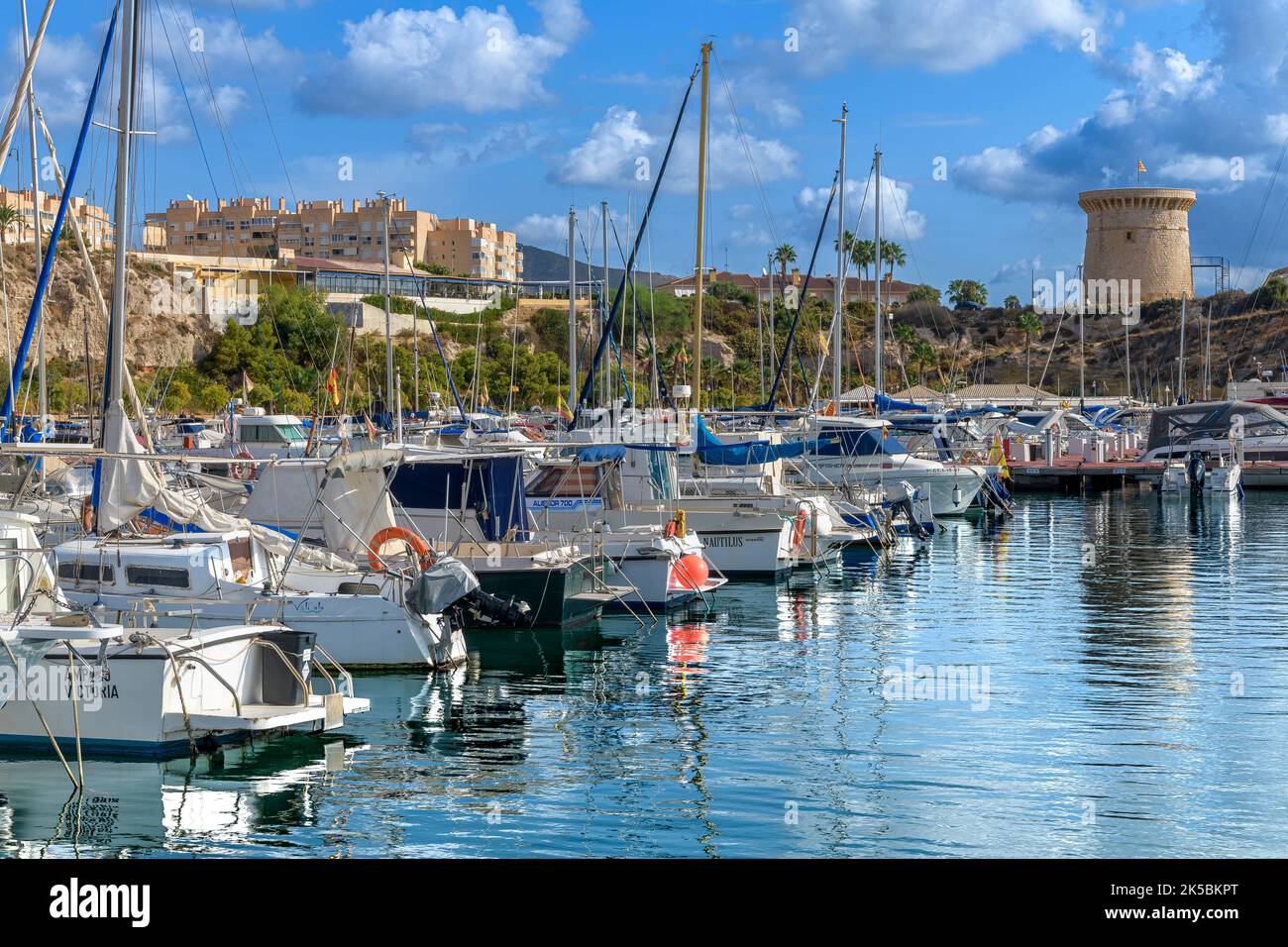 Marina El Campello an der Costa Blanca in Spanien. Der Turm Torre de La Illeta wurde im 16.. Jahrhundert als Aussichtspunkt für Berberpiraten erbaut. Stockfoto